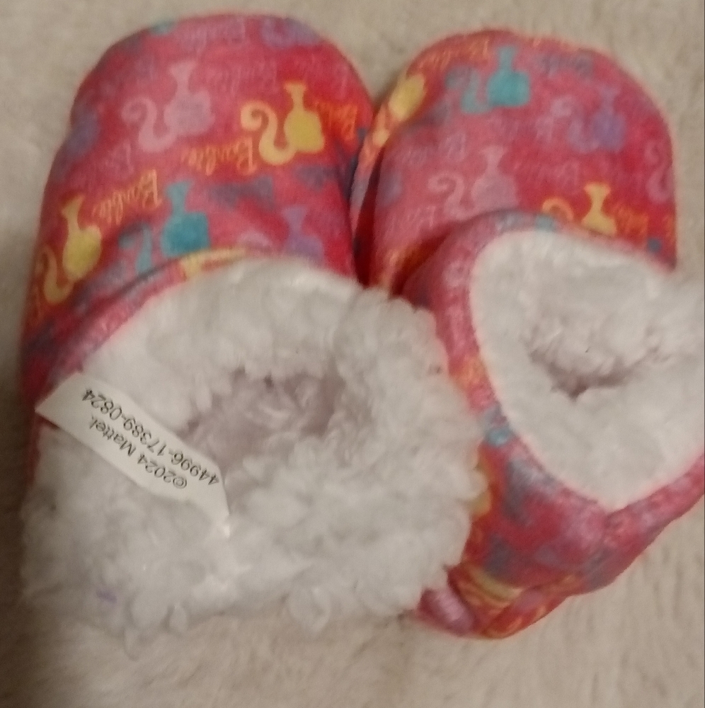 Kids' slippers bundle - Picture 4 of 10